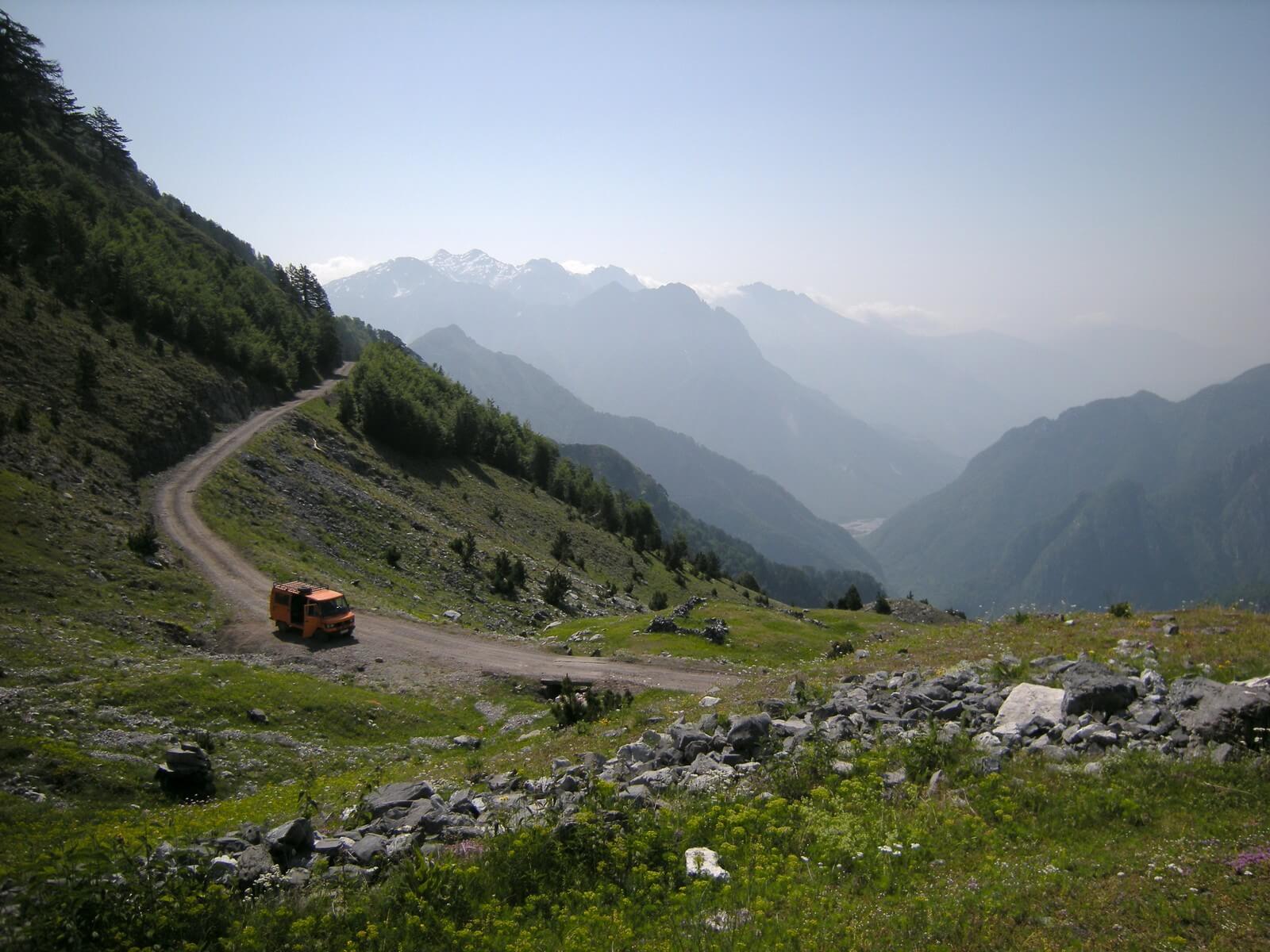 Foto: Landestypisches Sammeltaxi am Terthoria-Pass mit Blick auf das Theth-Tal - Lupe Reisen