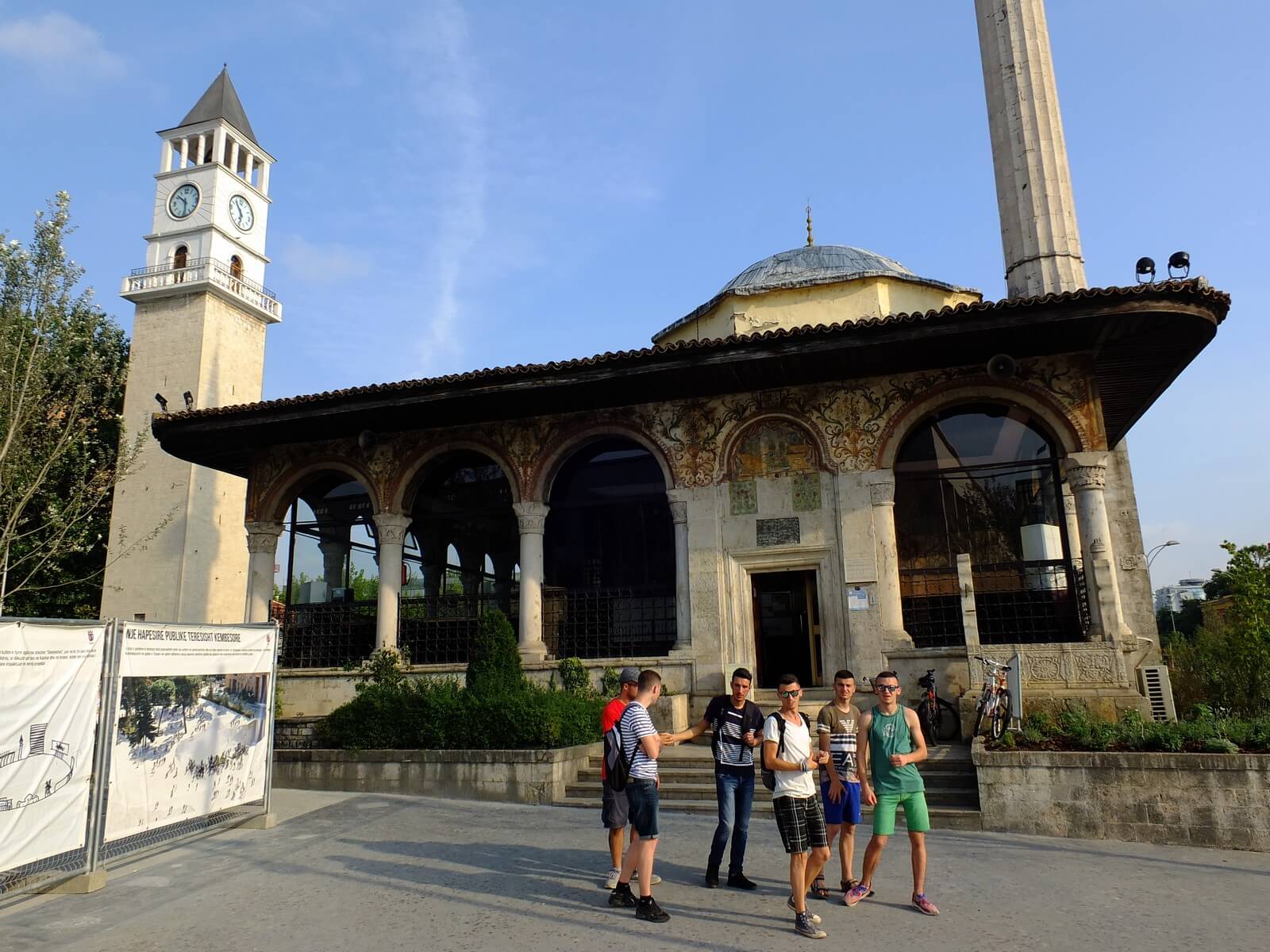 Foto: Moschee und Uhrenturm im Zentrum von Tirana - Lupe Reisen