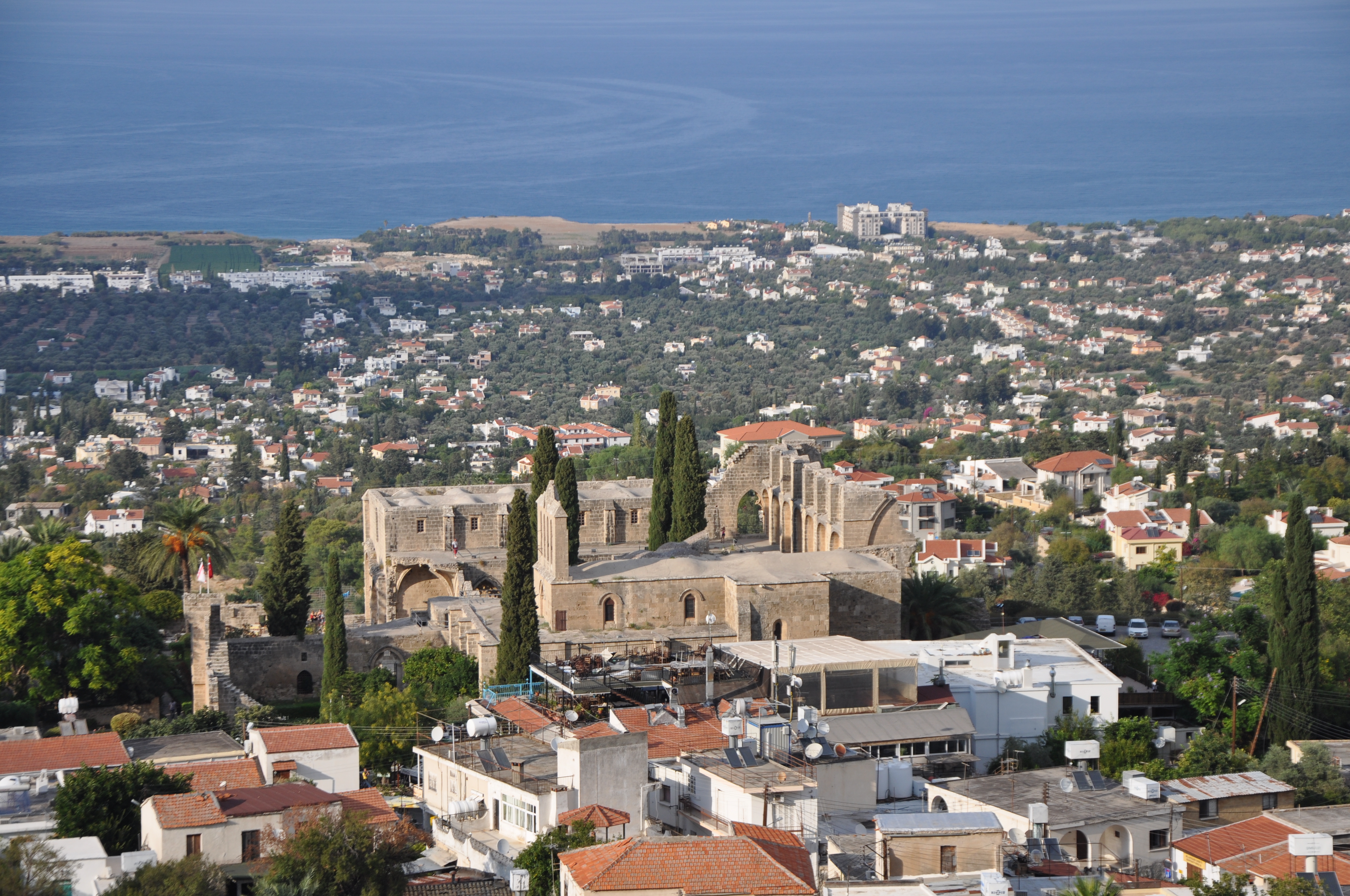 Ausblick auf das Mittelmeer und die Abtei Bellapais - Lupe Reisen
