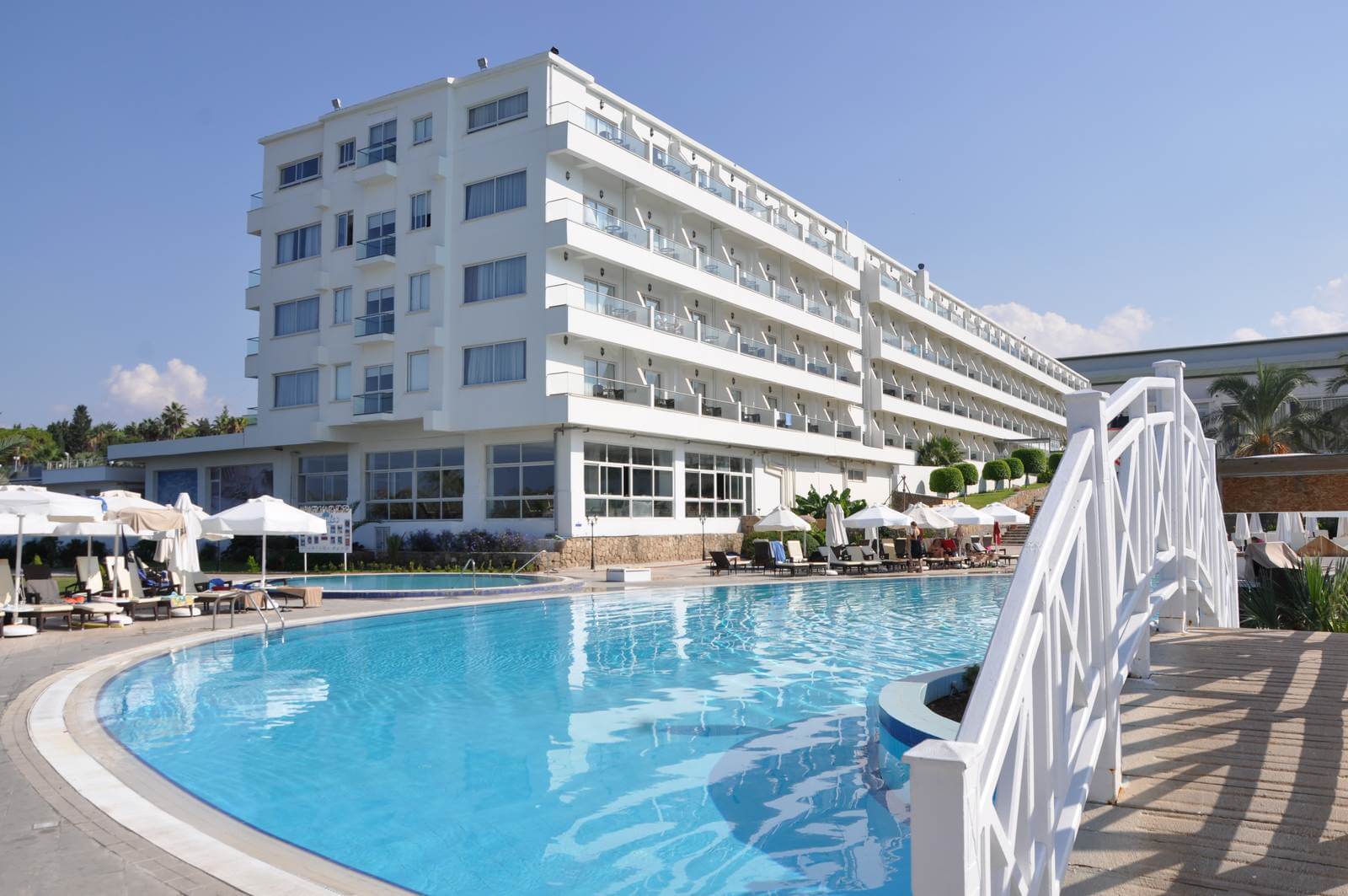 Foto: Hotel Acapulco Hotelgebude und Pool - Lupe Reisen
