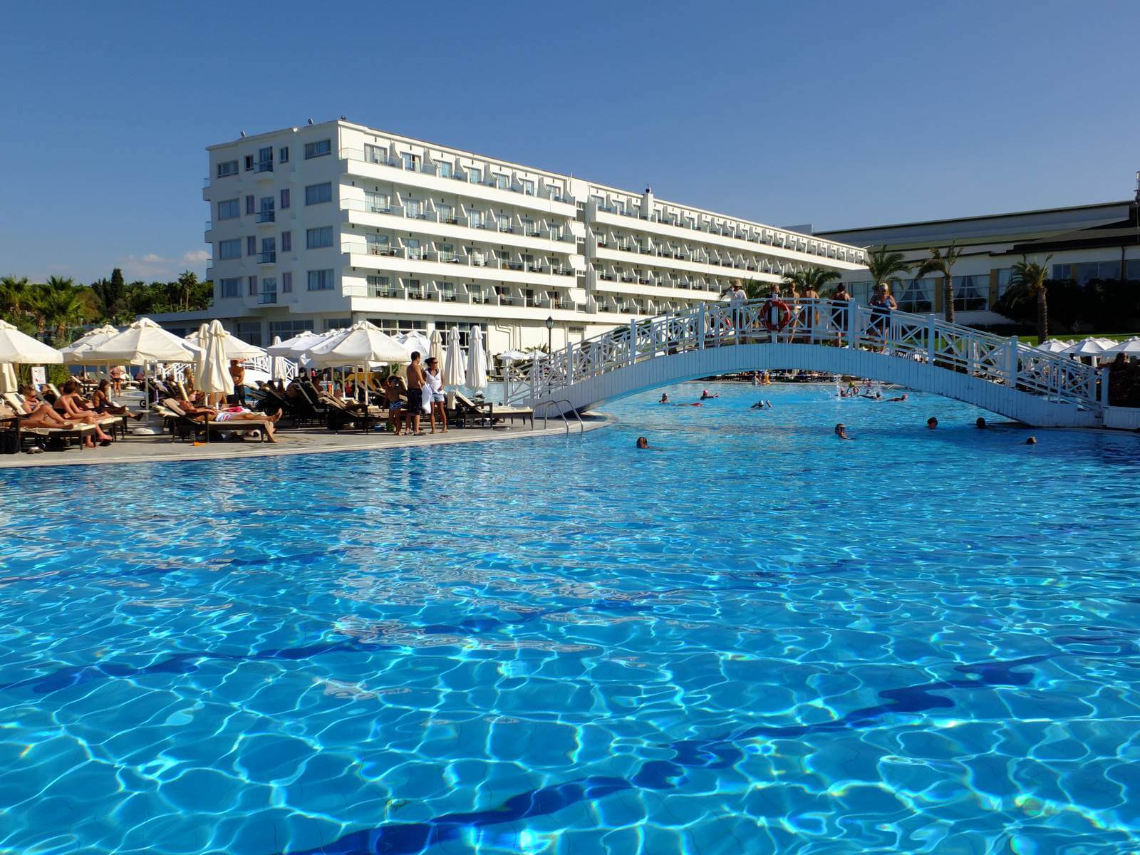 Foto: Hotel Acapulco groer Pool und Hotelgebude und Brcke - Lupe Reisen