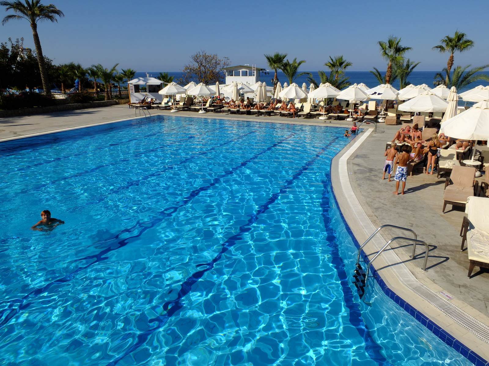 Foto: Hotel Acapulco groer Pool zur Strandseite - Lupe Reisen