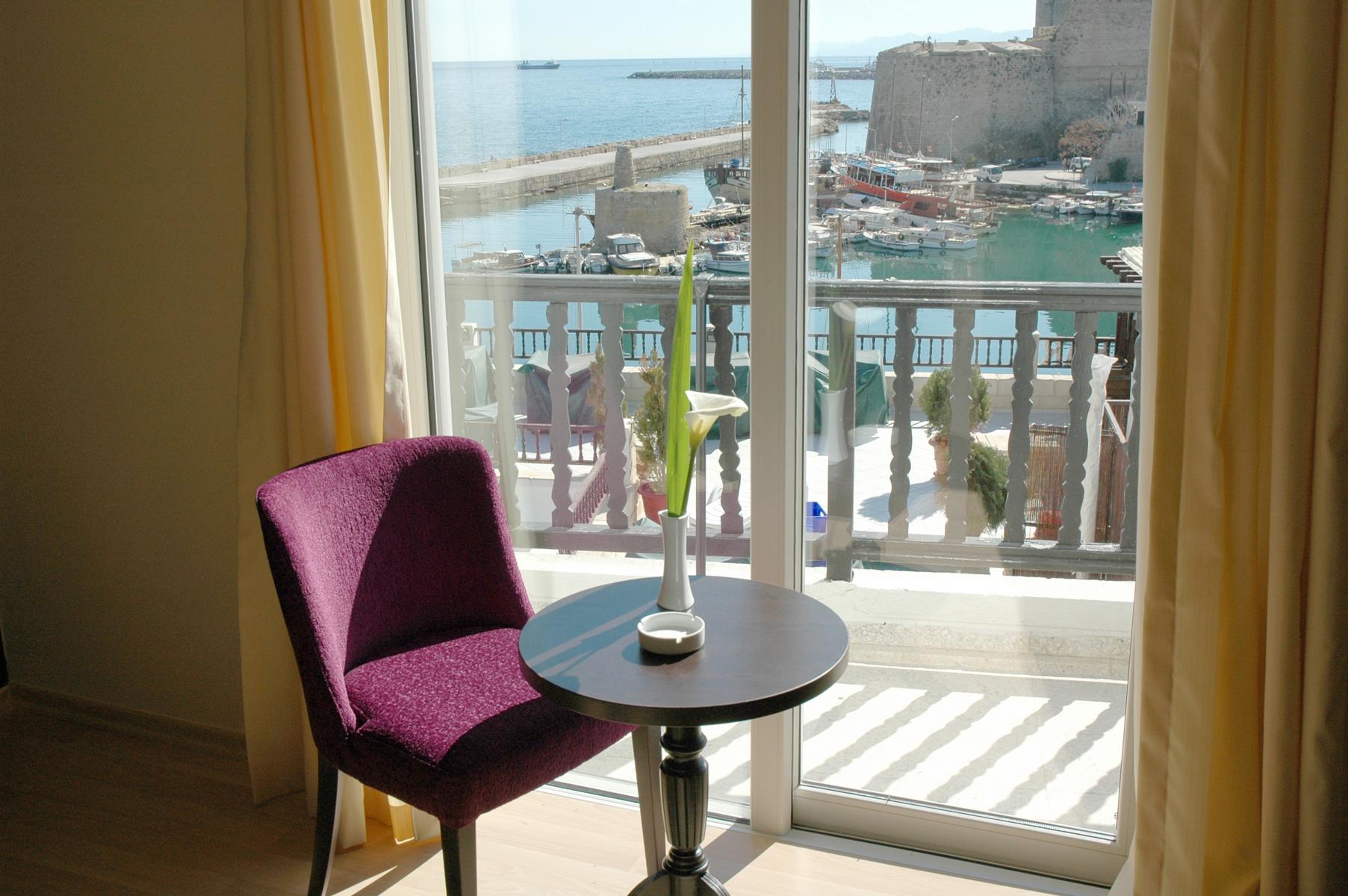 Foto: Hotel British - Ausblick auf den Hafen vom Zimmer im 3. Stock (Aufpreis) - Lupe Reisen