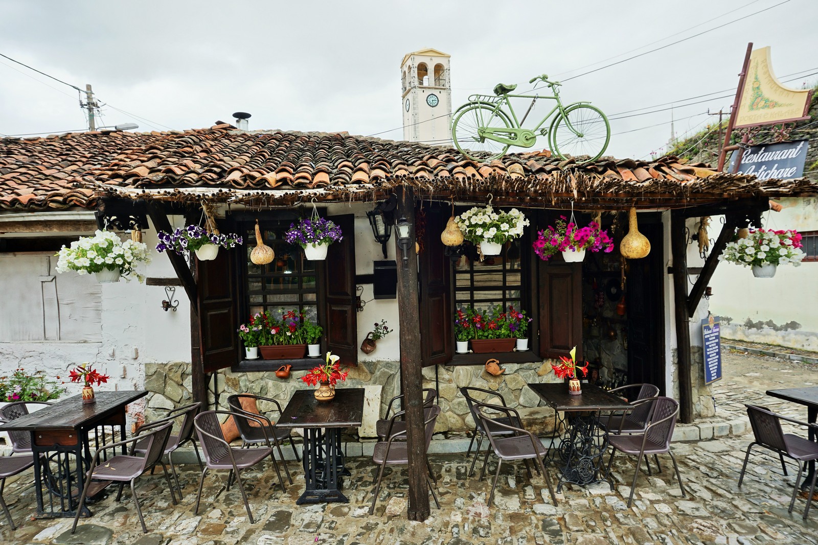 Ein einladendes Restaurant in Elbasan - Lupe Reisen