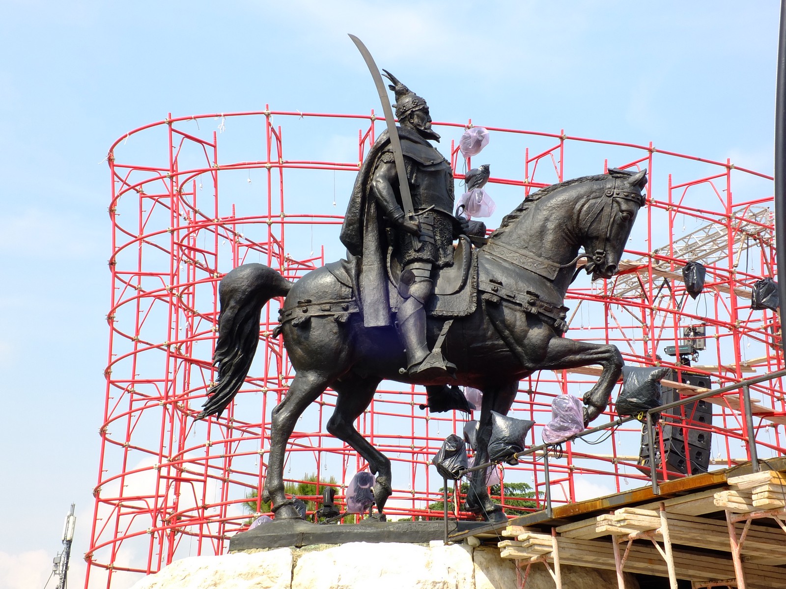 Reiterstatue des Nationalhelden Skanderbeg in Tirana - Lupe Reisen