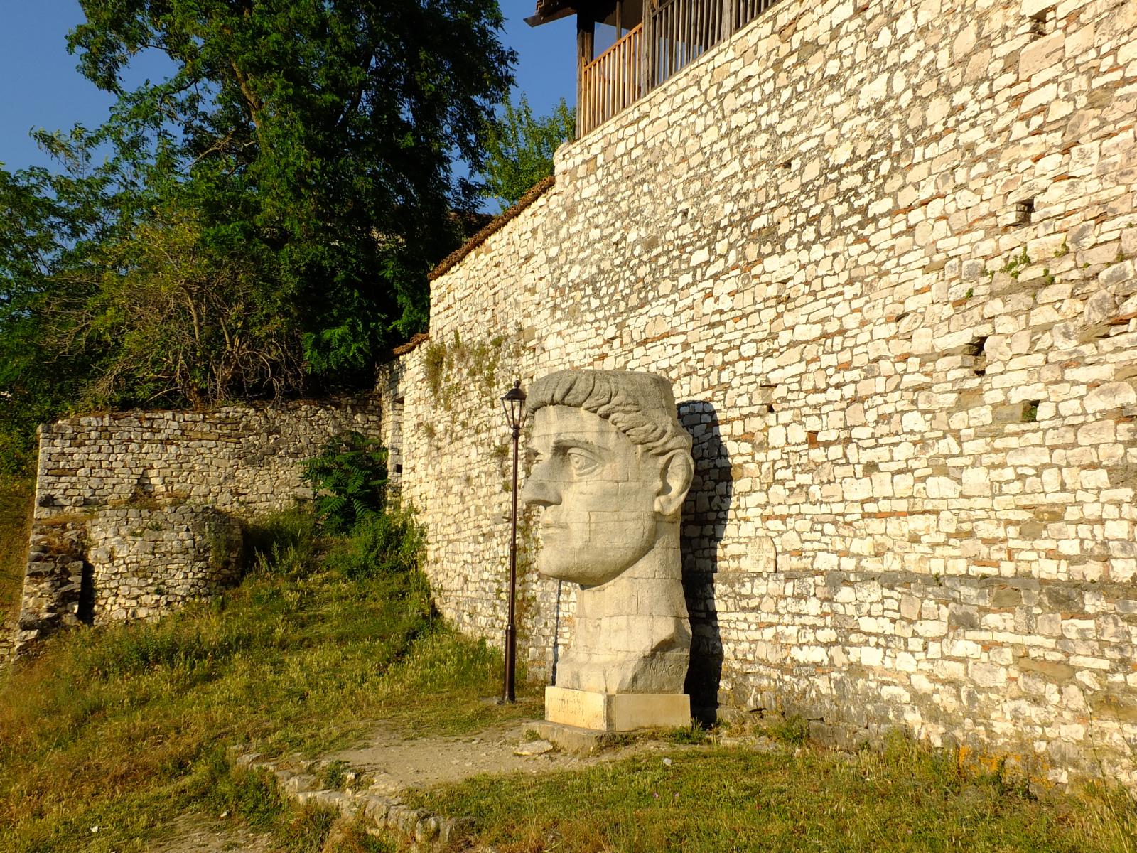 Statue des Konstantin bei der Burg in Berat - Lupe Reisen