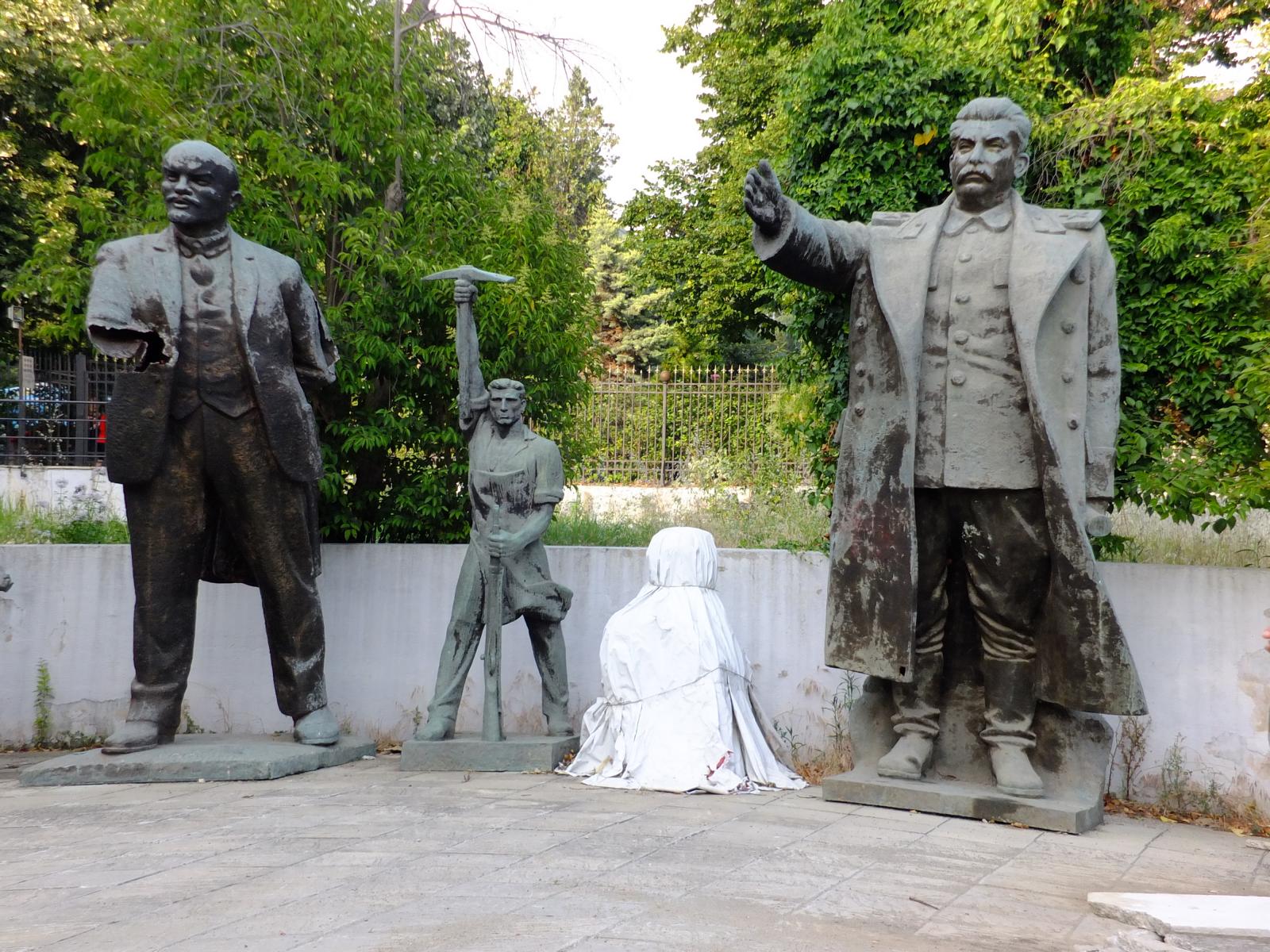 Kommustisches Denkmal in der Hauptstadt Tirana - Lupe Reisen