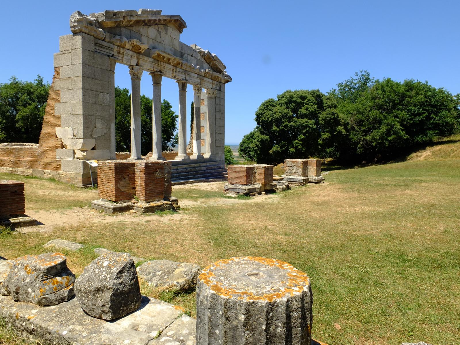 Besuch der antiken Toranlage in Appolonia - Lupe Reisen