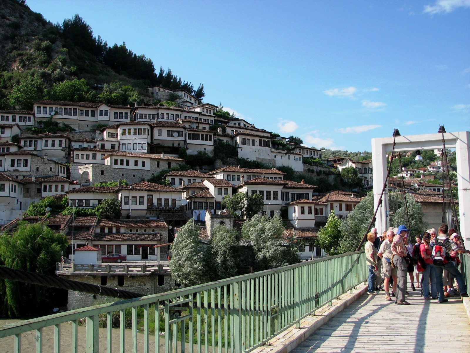 Blick auf den fensterreichen Stadtteil Mangalem in Berat - Lupe Reisen