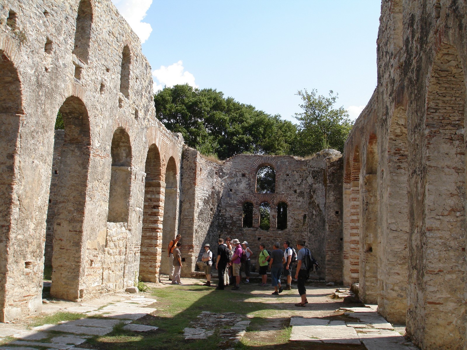 Die groe Bischofs-Basilika in der antiken UNESCO Kulturerbe-Sttte Butrint - Lupe Reisen