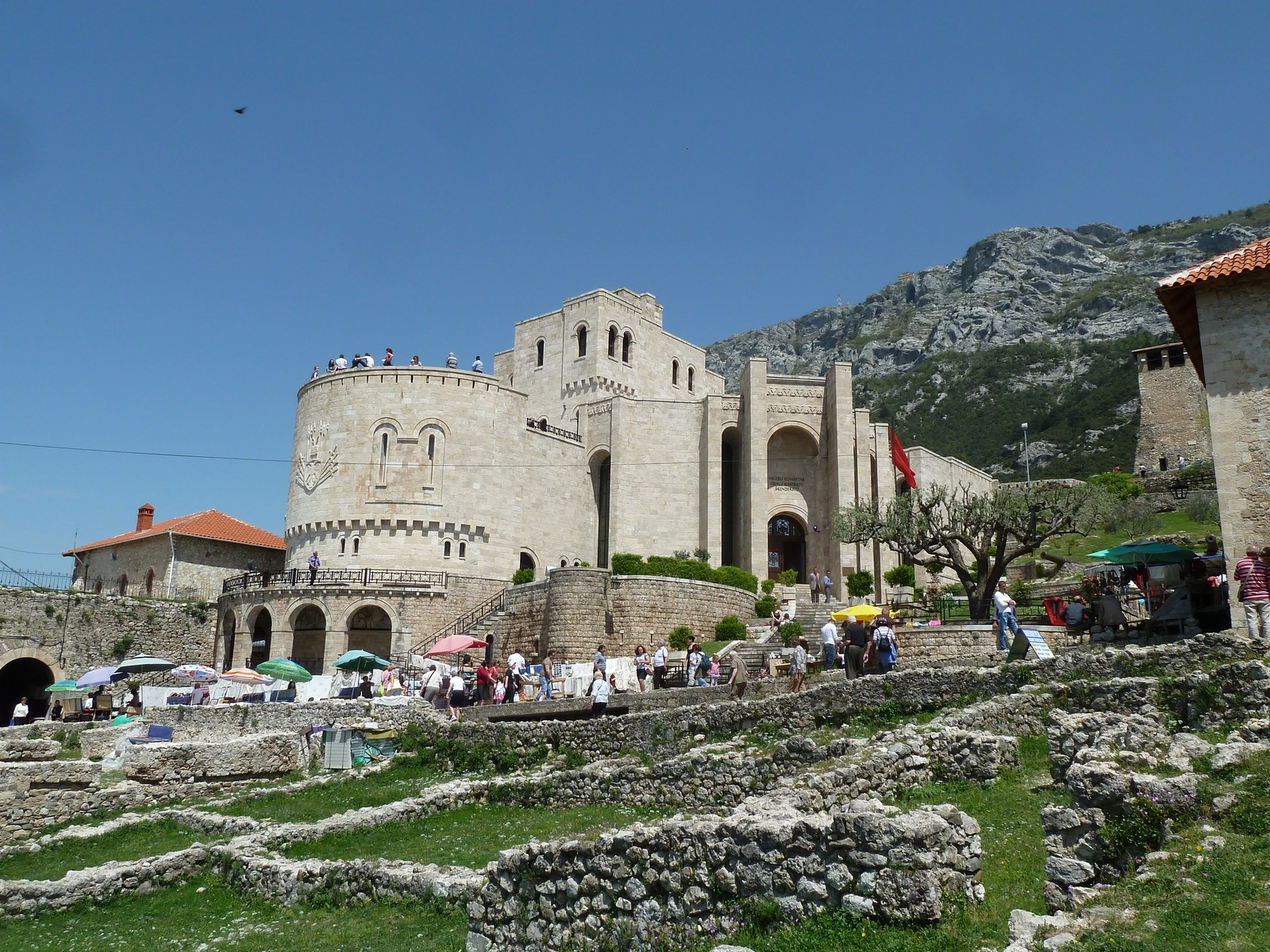 Die Festung des albanischen Nationalhelden Skenderberg in Kruja - Lupe Reisen