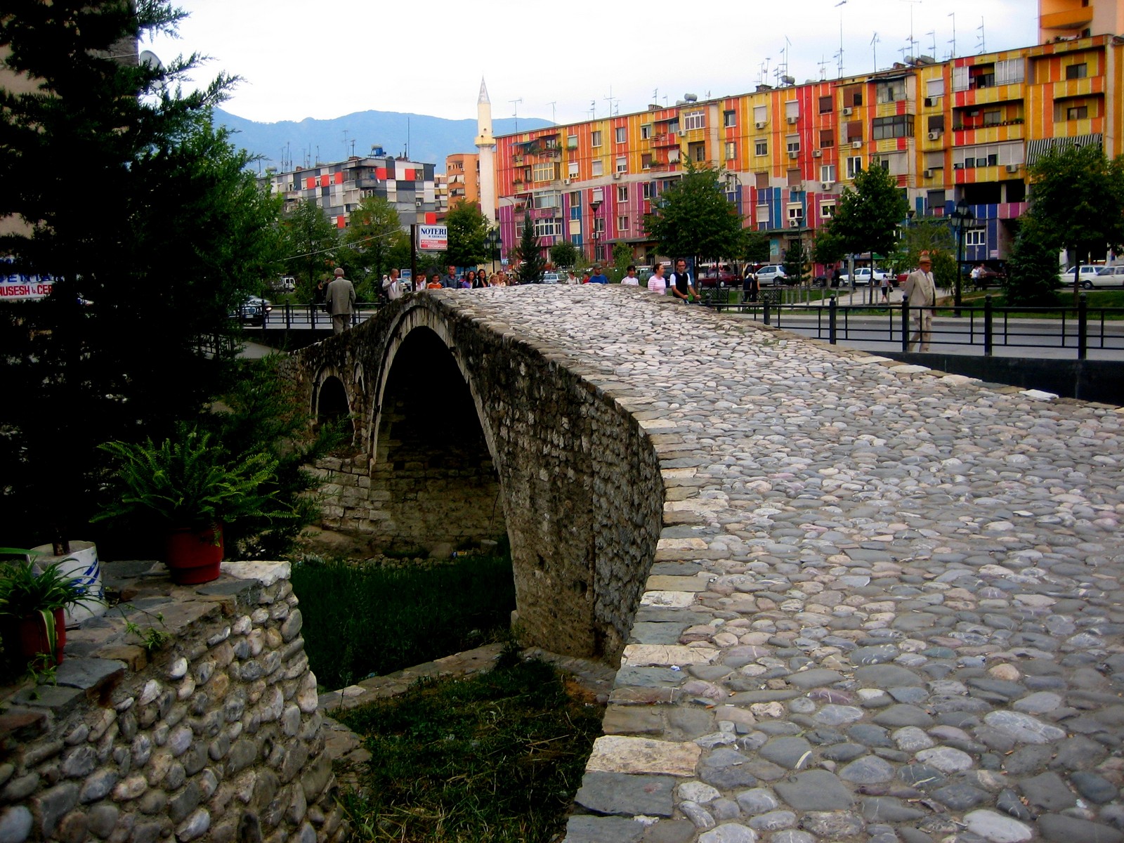 Bunte Huserfassaden sind typisch fr Tirana - Lupe Reisen