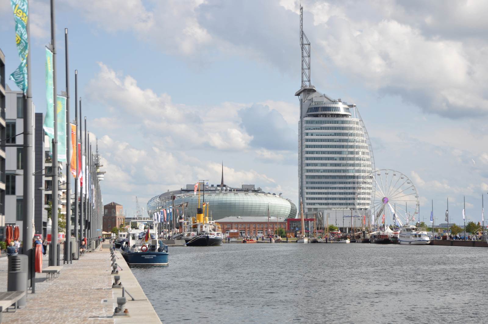 Foto: Das Klimahaus (links im Bild in Form eines Bootes) und das markante Atlantis-Hotel am Neuen Hafen in Bremerhaven - Lupe Reisen