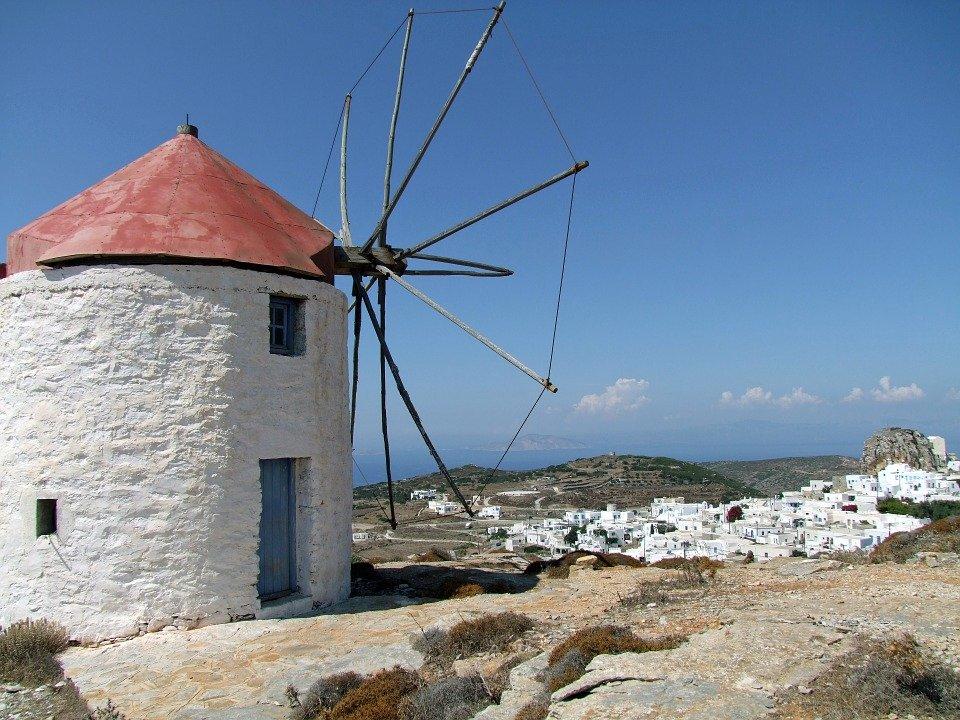 Foto: Windmhlen am Rande der Inselhauptstadt von Amorgos - Lupe Reisen