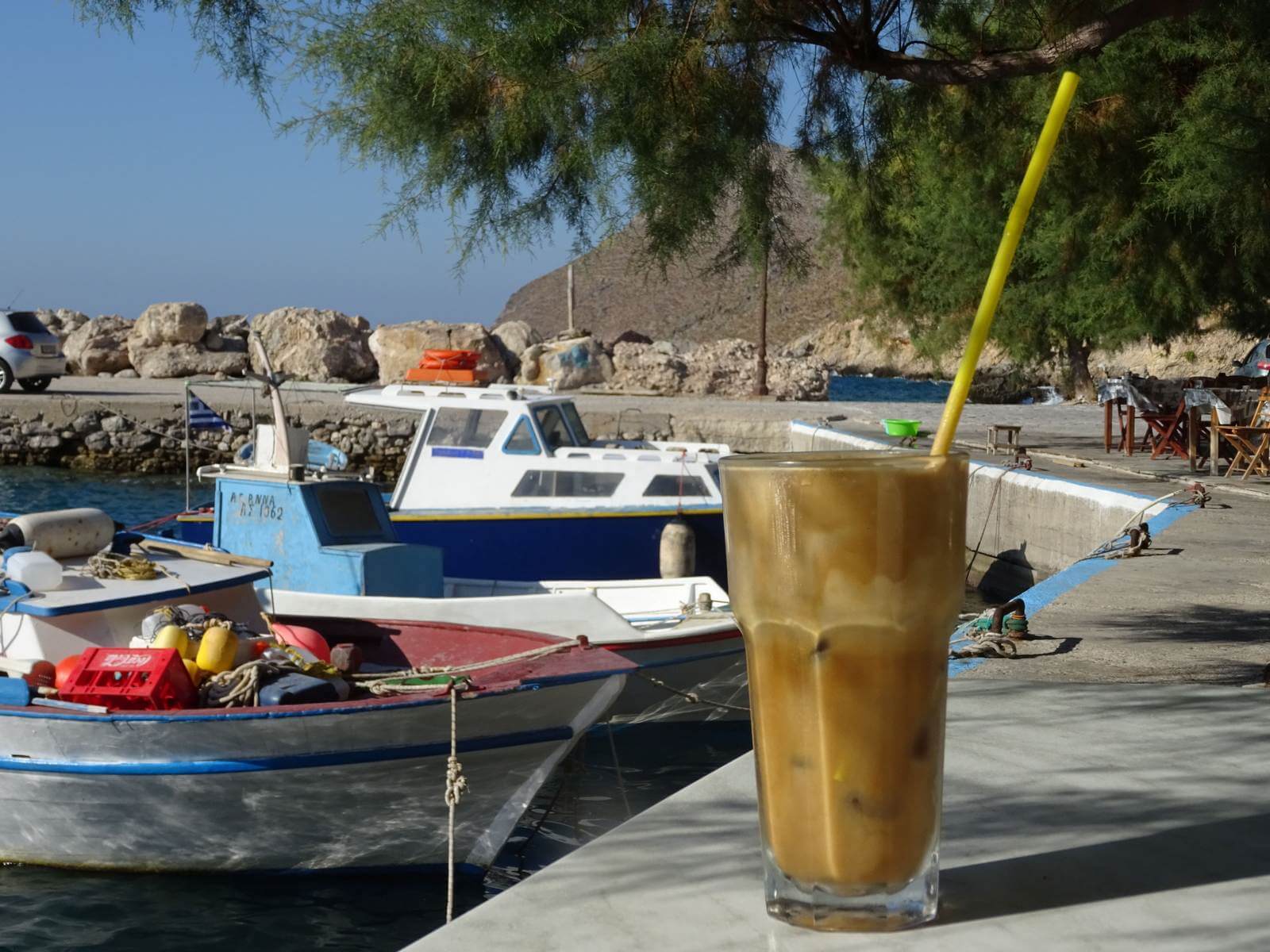 Ein leckerer Frappe im Hafen von Agios Antonios auf Tilos