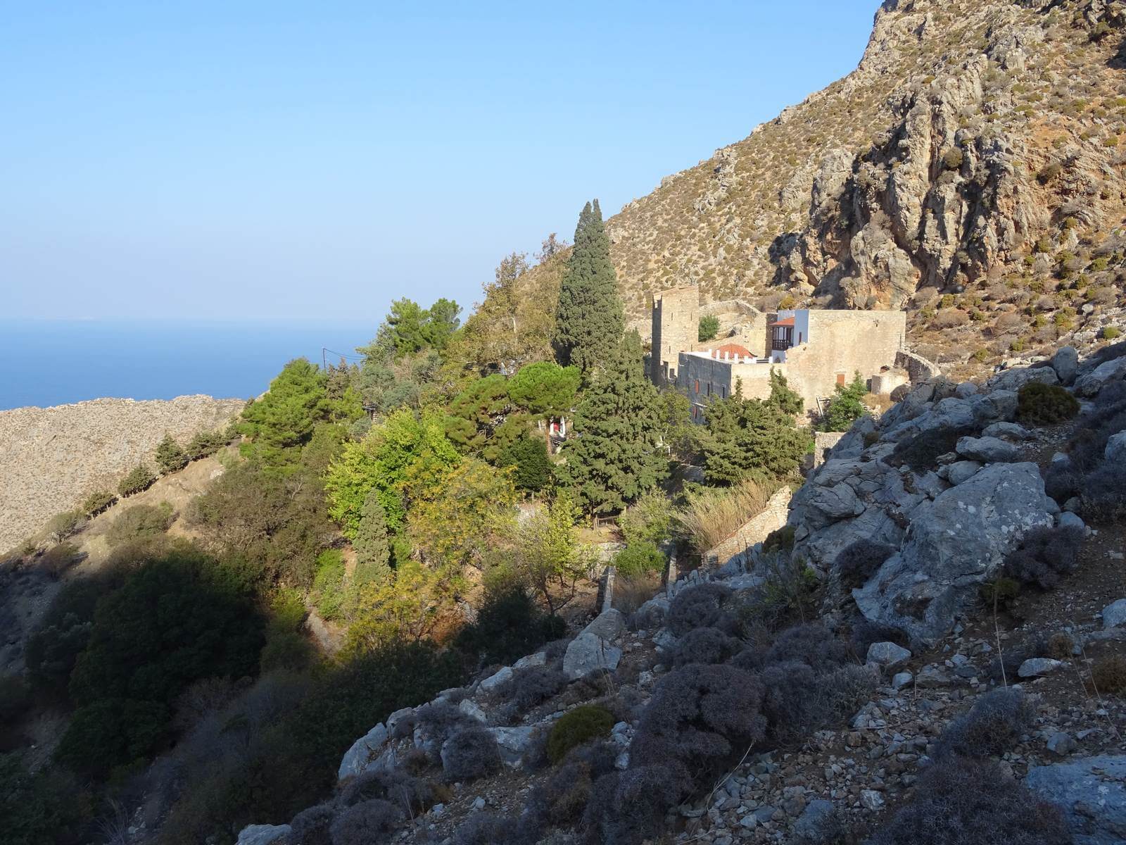 Auf dem Wanderweg zum ehemaligen Kloster Agios Panteleimonas - Lupe Reisen