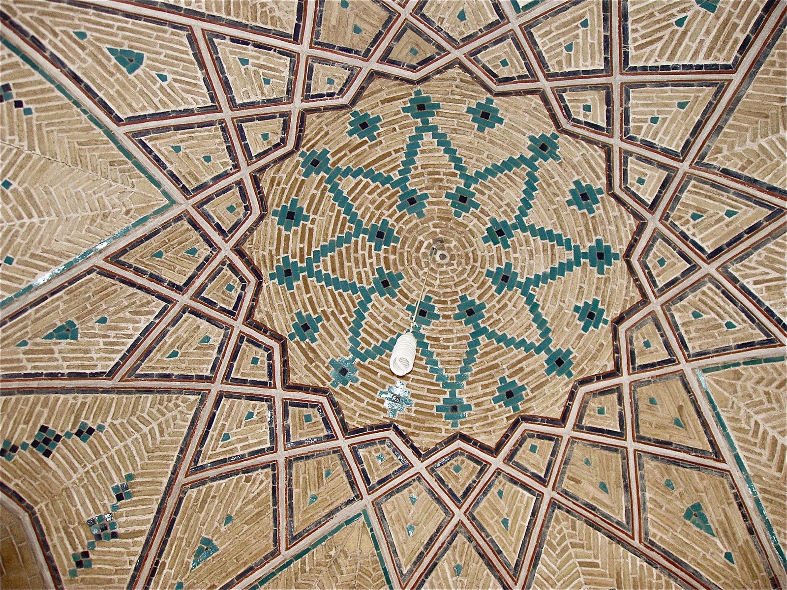 Buntes Mosaik in der Kuppel einer Moschee - Lupe Reisen
