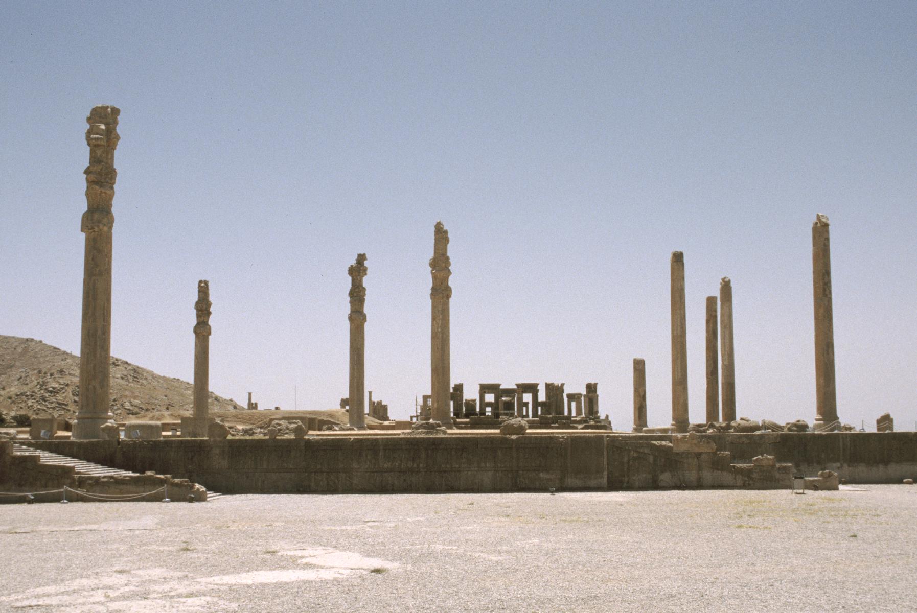 Antike Ruine des Palastes des Darius in der altpersische Residenzstadt Persepolis - Lupe Reisen