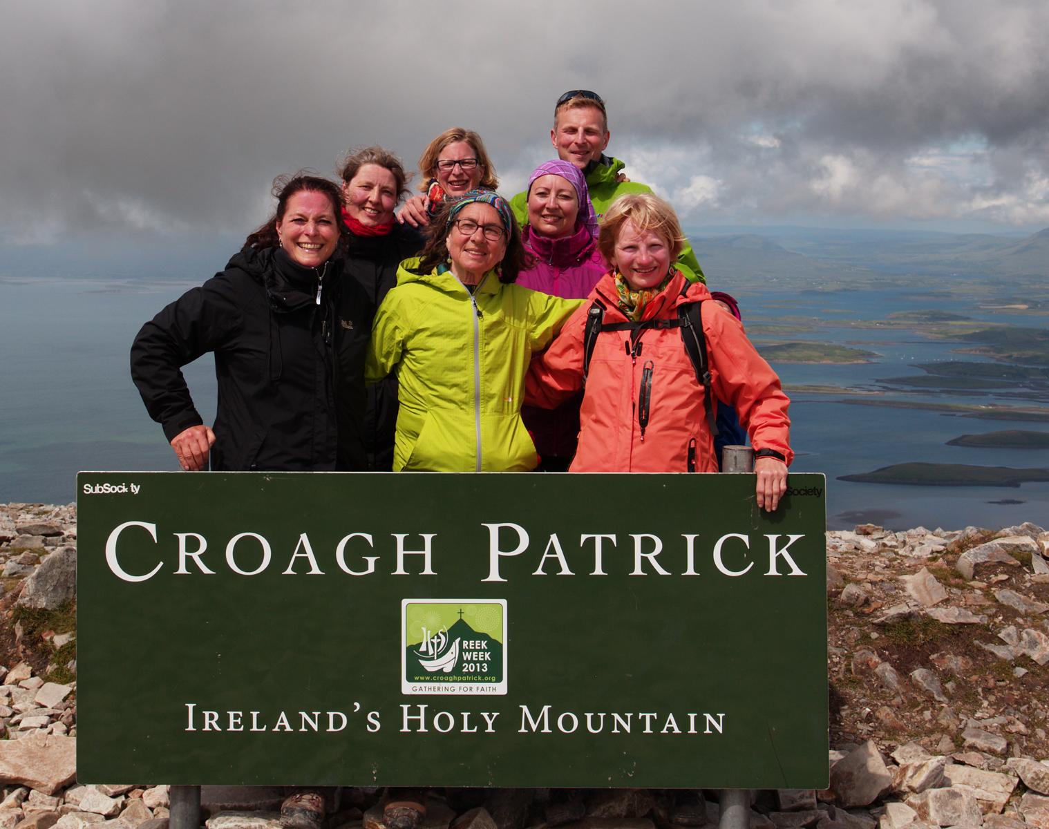 Unsere Wandergruppe auf dem Gipfel des Croagh Patricks - Lupe Reisen