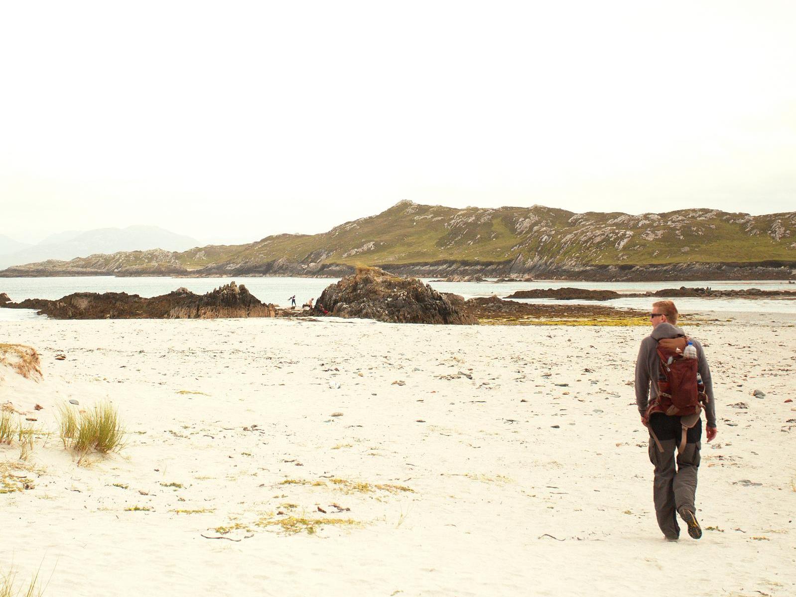 Unser Reiseleiter Tim am Strand der Insel Inishbofin - Lupe Reisen