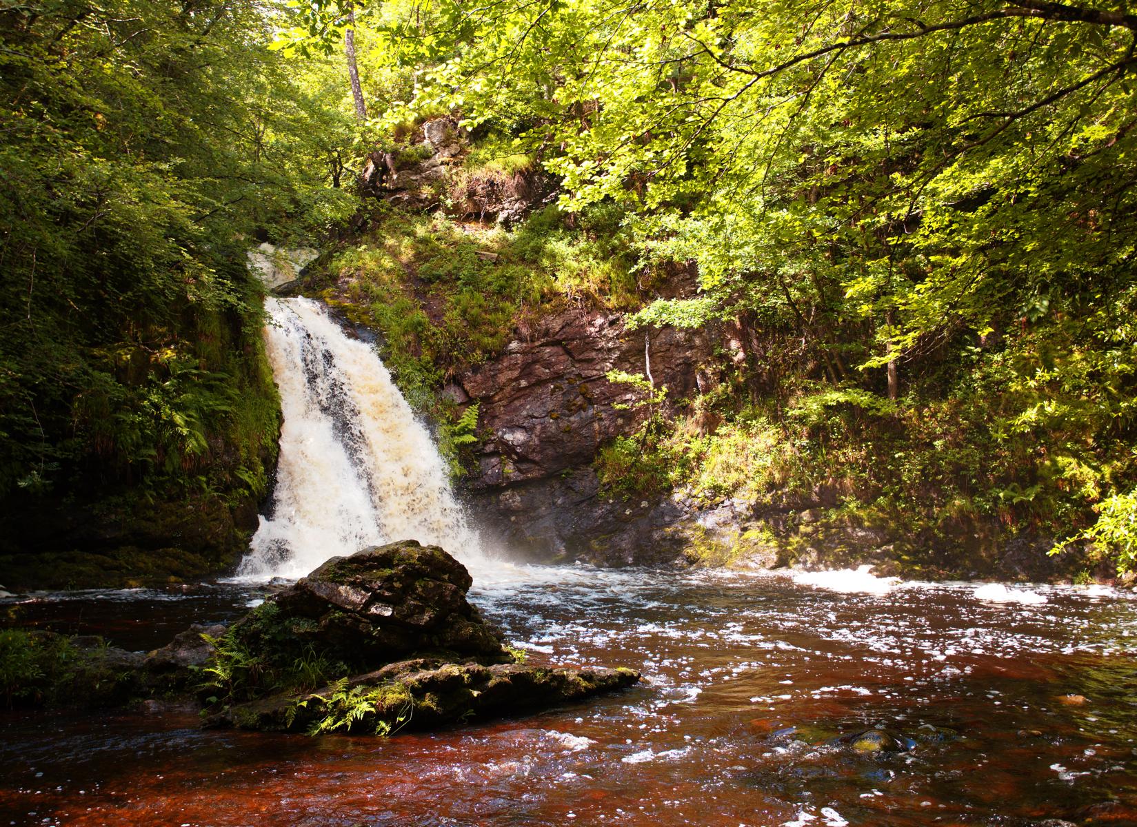 Klares Wasser am Tourmakeady Wasserfall in County Mayo - Lupe Reisen