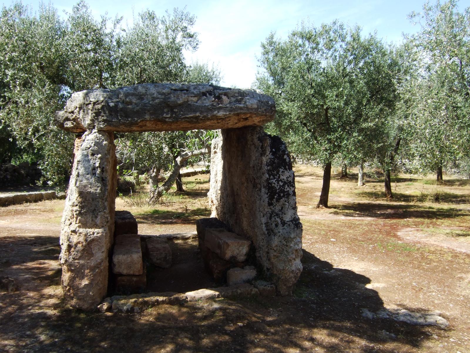 Prhistorische Dolmen in Apulien - Lupe Reisen