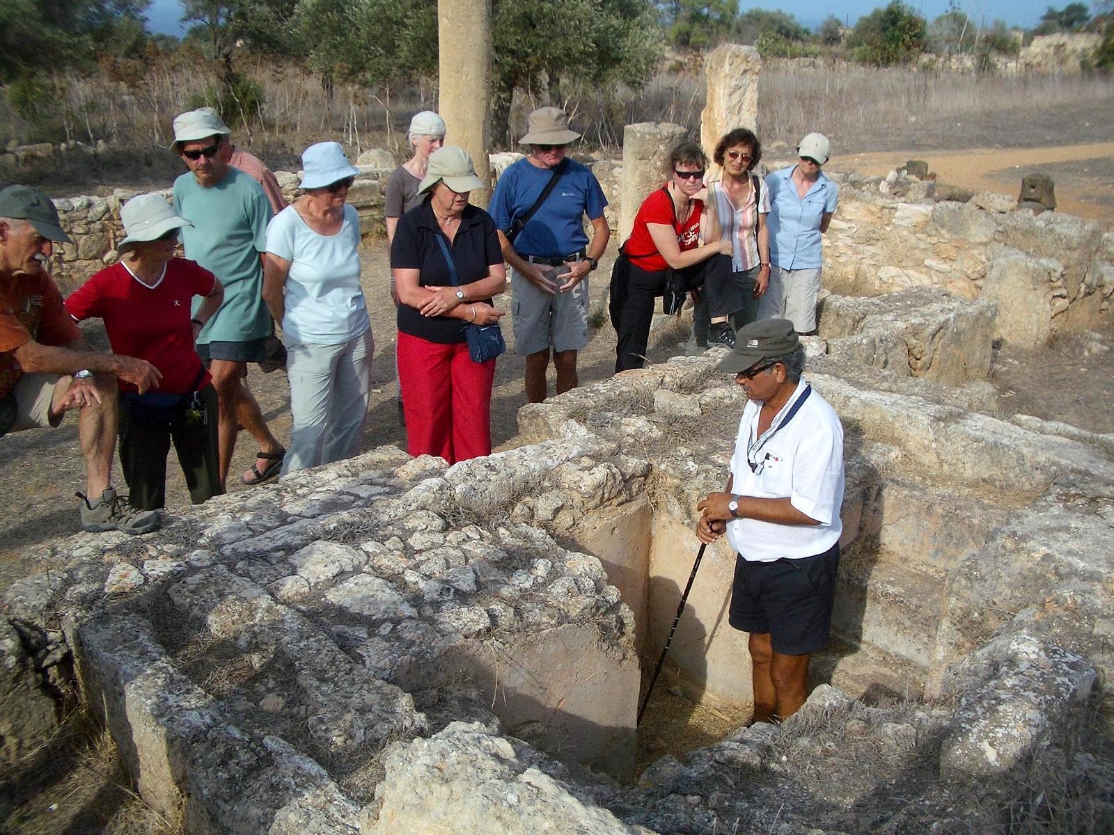 Reiseleiter Sabri Abit im Baptisterium von Agia Triada - Lupe Reisen