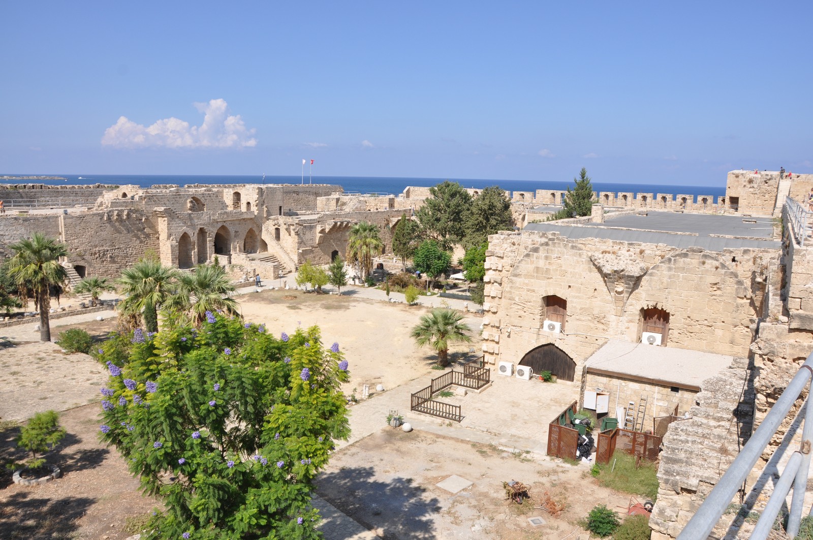 Die Burg von Girne direkt oberhalb des historischen Hafens - Lupe Reisen