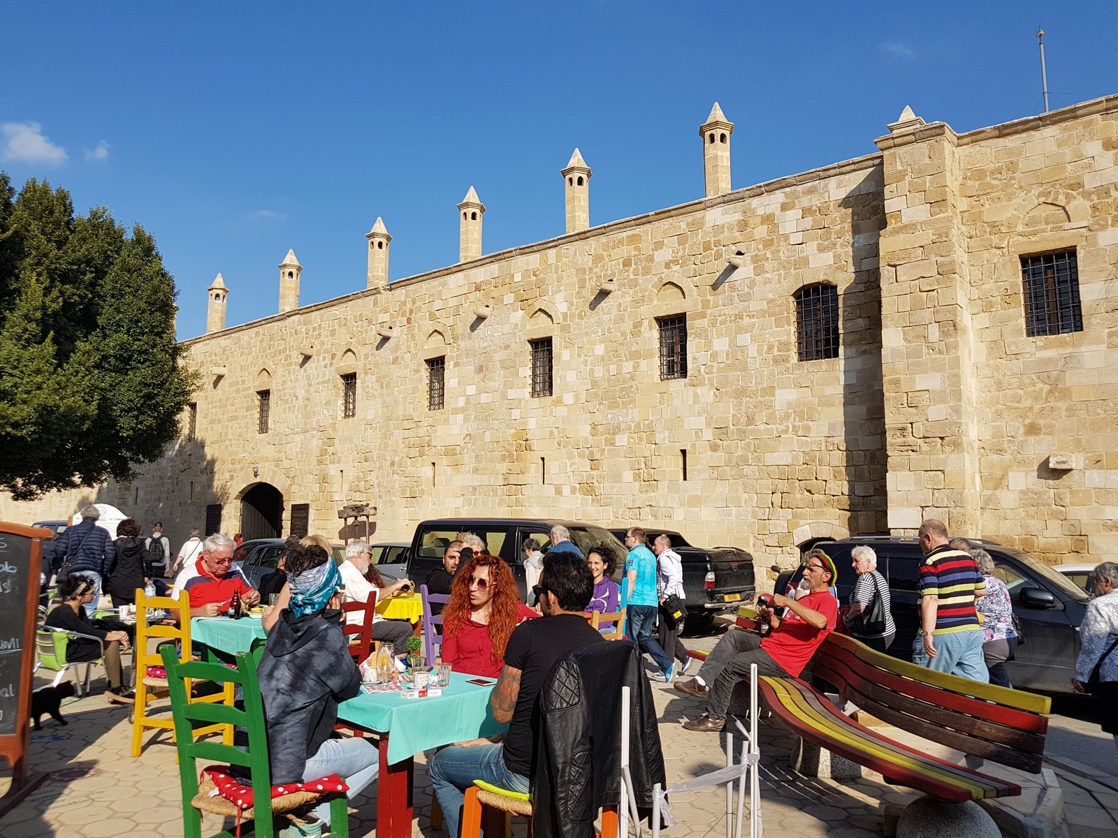 Buntes Treiben vor der alten Karawanserei in Nicosia - Lupe Reisen
