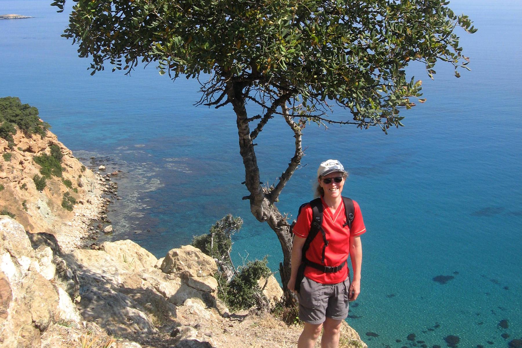 Wandertour an Zyperns Kste mit Blick auf das klare Meer - Lupe Reisen