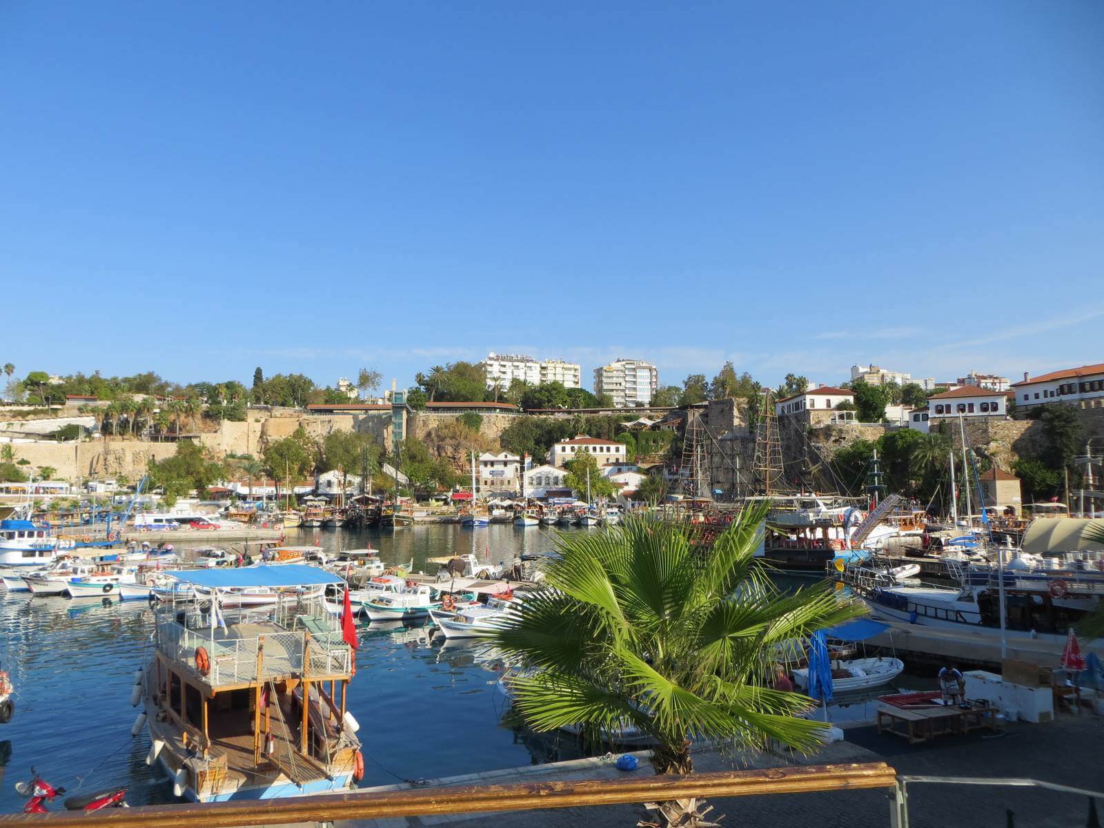 Foto: Start der Wanderreise in der Altstadt von Antalya am historischen Hafen - Lupe Reisen